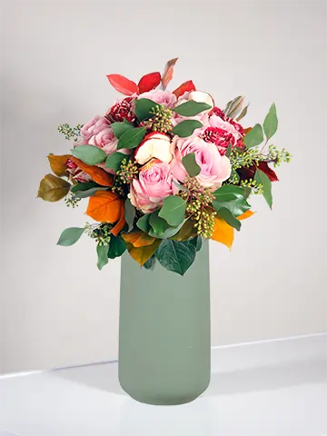 Bouquet di rose rosa e roselline rosse screziate